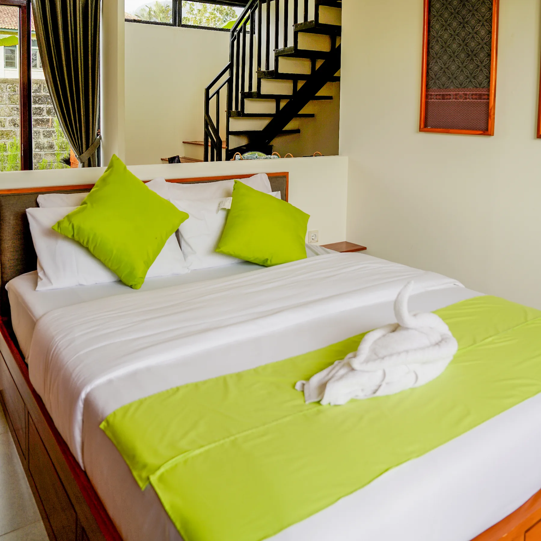 Tempat tidur dan tangga menuju lantai atas Cabin