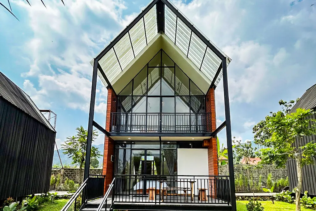 Bango Cabin di tengah taman hijau
