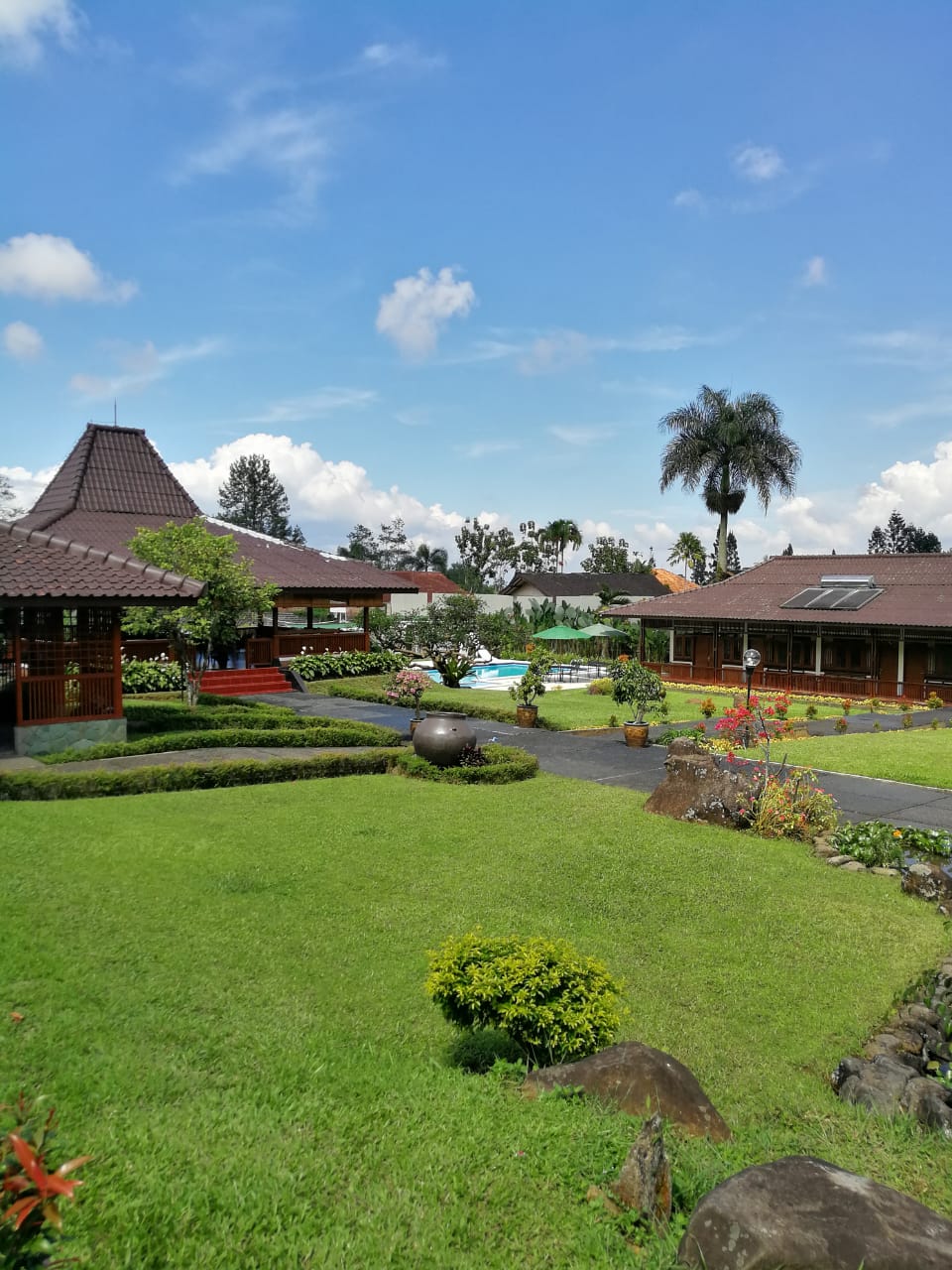 Jalan masuk dan taman Villa Bango