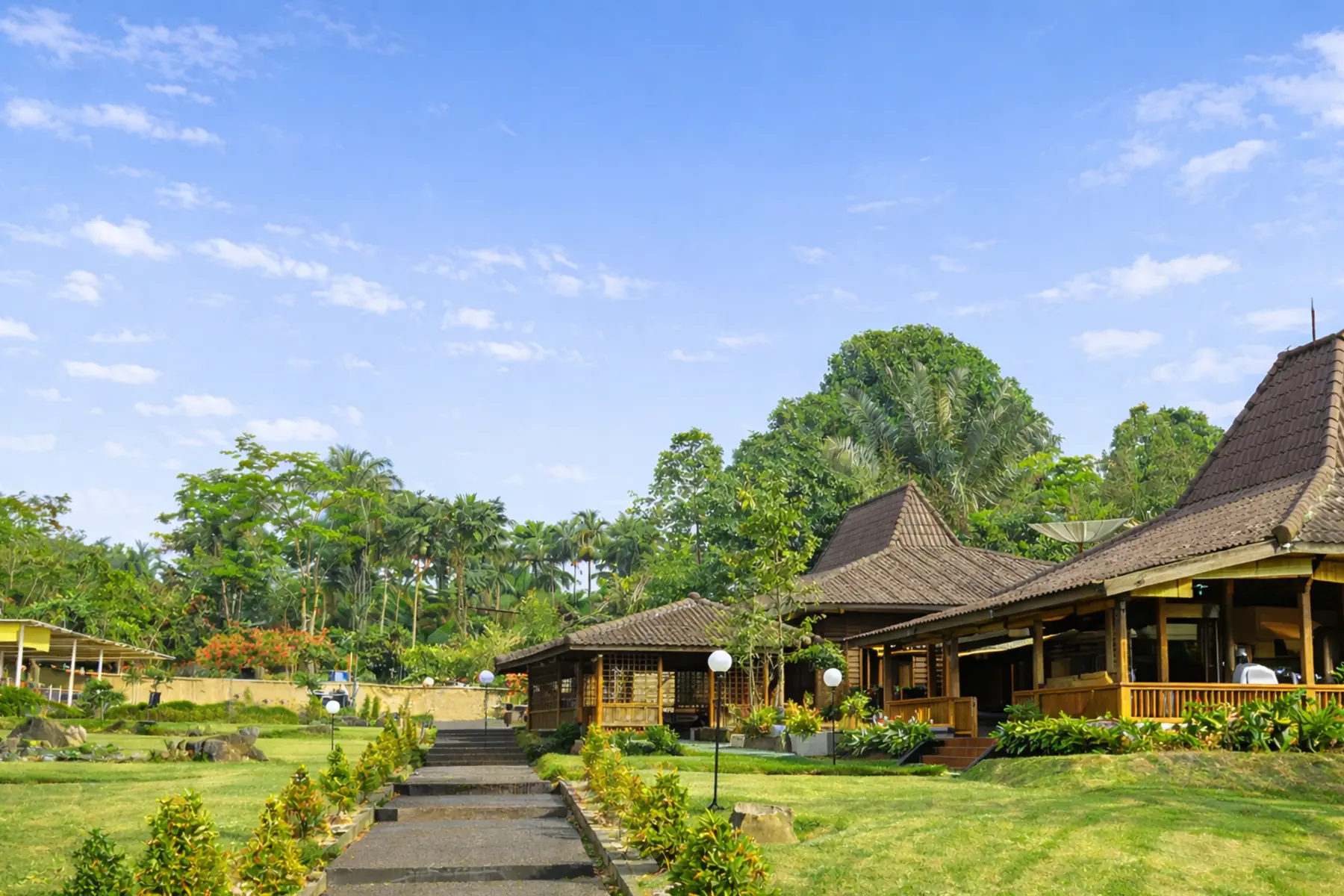 Pendopo Jawa dan taman Villa Bango